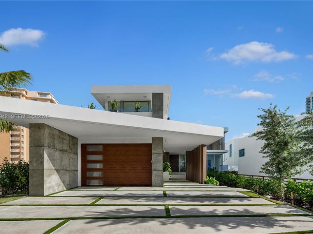 8-bedroom home for sale in Hallandale Beach - 501 Palm Dr - MondialRealty