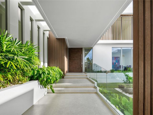 8-bedroom home for sale in Hallandale Beach - 501 Palm Dr - MondialRealty