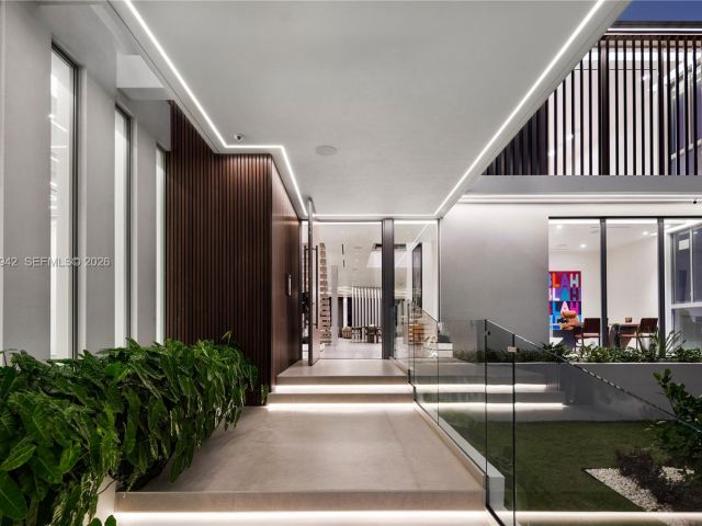 8-bedroom home for sale in Hallandale Beach - 501 Palm Dr - MondialRealty