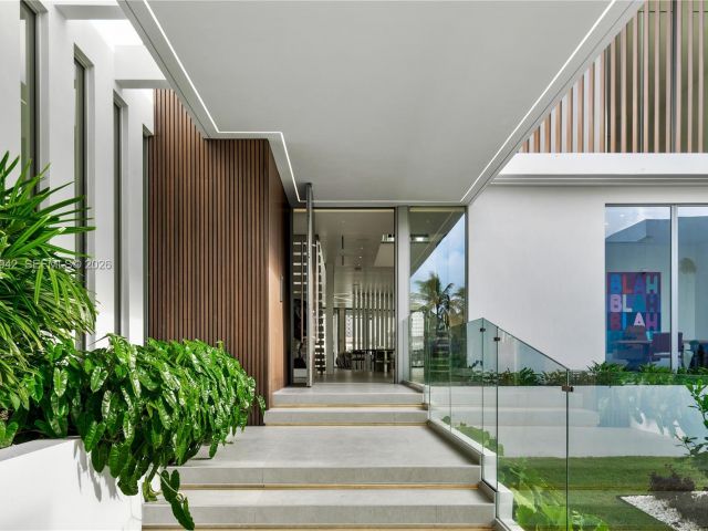 8-bedroom home for sale in Hallandale Beach - 501 Palm Dr - MondialRealty