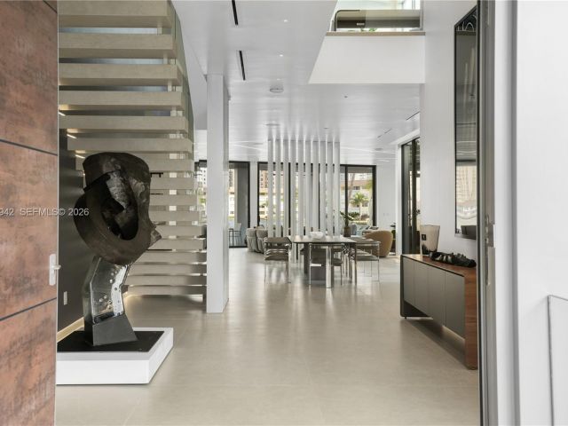 8-bedroom home for sale in Hallandale Beach - 501 Palm Dr - MondialRealty