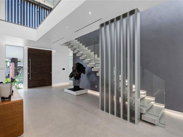 8-bedroom home for sale in Hallandale Beach - 501 Palm Dr - MondialRealty