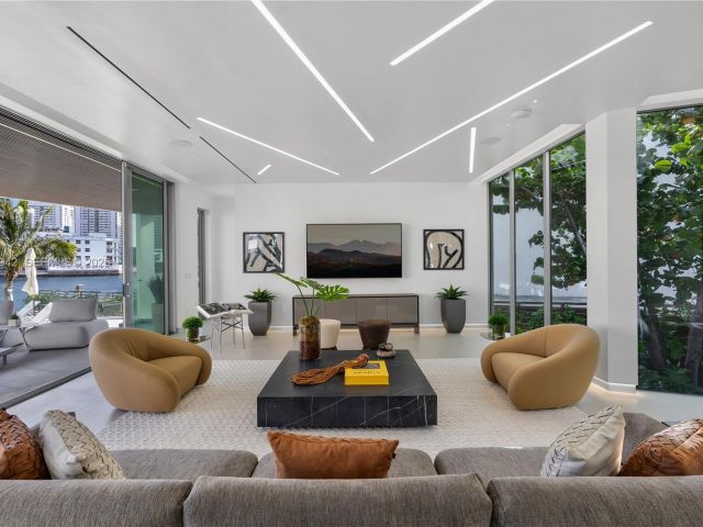 8-bedroom home for sale in Hallandale Beach - 501 Palm Dr - MondialRealty