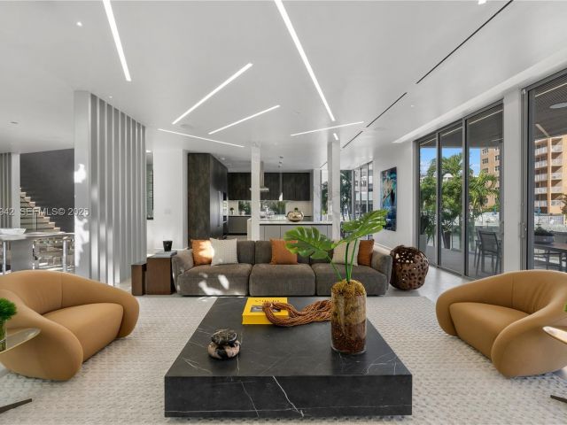 8-bedroom home for sale in Hallandale Beach - 501 Palm Dr - MondialRealty