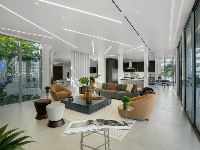 8-bedroom home for sale in Hallandale Beach - 501 Palm Dr - MondialRealty