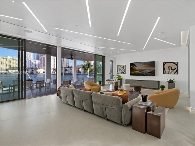 8-bedroom home for sale in Hallandale Beach - 501 Palm Dr - MondialRealty