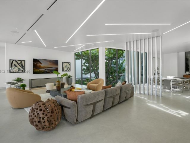 8-bedroom home for sale in Hallandale Beach - 501 Palm Dr - MondialRealty