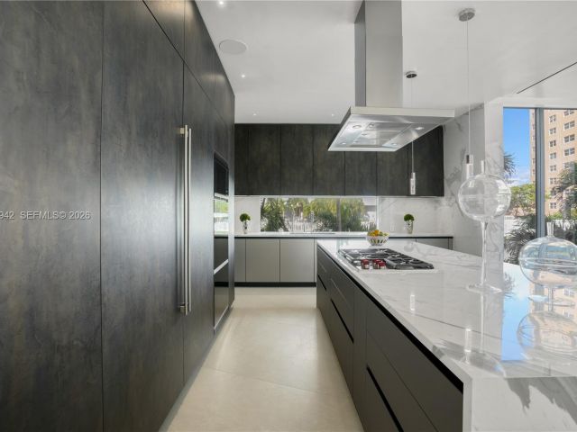 8-bedroom home for sale in Hallandale Beach - 501 Palm Dr - MondialRealty