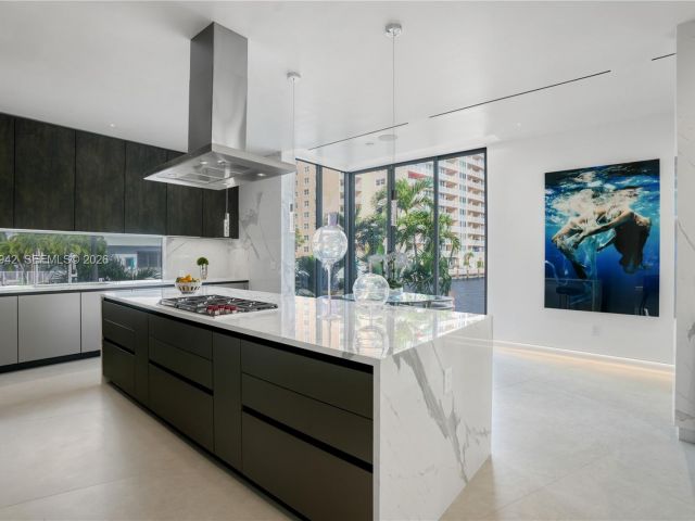 8-bedroom home for sale in Hallandale Beach - 501 Palm Dr - MondialRealty