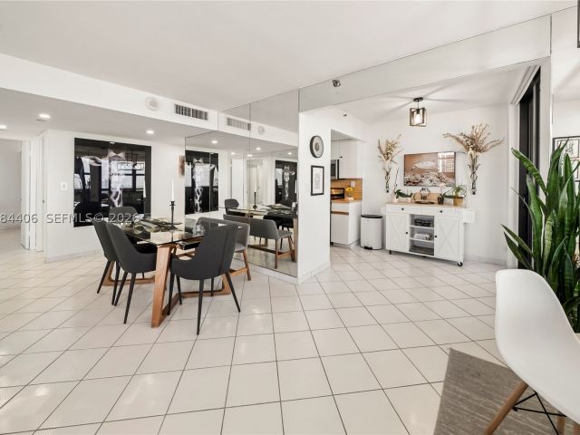 2-bedroom condo for rent in Miami Beach - 2555 Collins Ave 2402 - MondialRealty