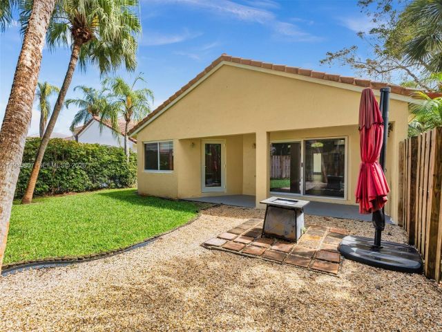 3-bedroom home for sale in Pembroke Pines - 1208 NW 170th Ave - MondialRealty