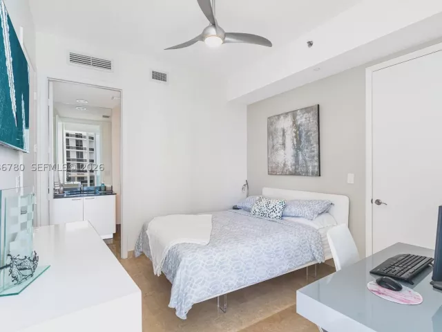 3-bedroom condo for rent in Sunny Isles Beach - 16001 Collins Ave 3002 - MondialRealty