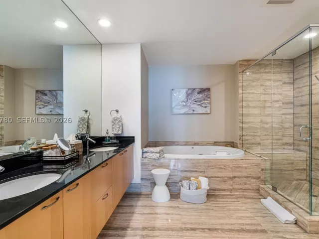 3-bedroom condo for rent in Sunny Isles Beach - 16001 Collins Ave 3002 - MondialRealty
