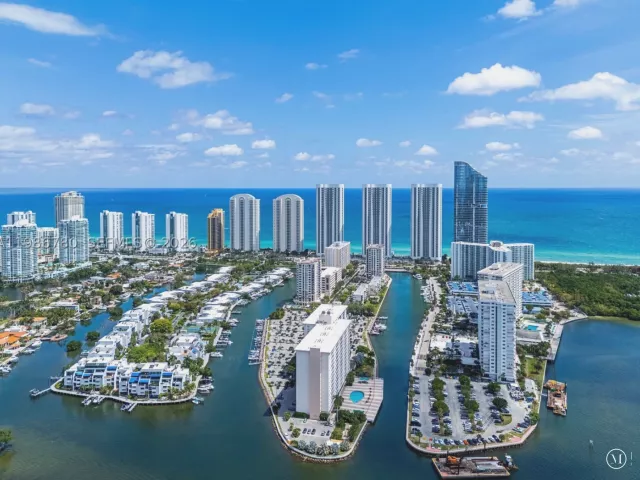 3-bedroom condo for rent in Sunny Isles Beach - 16001 Collins Ave 3002 - MondialRealty