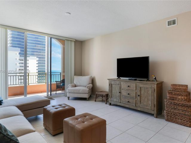 Apartment for rent  Unit #PH4 - photo 7520956