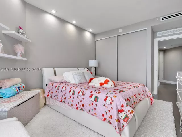 2-bedroom condo for sale in Miami Beach - 6365 Collins Ave 4307 - MondialRealty