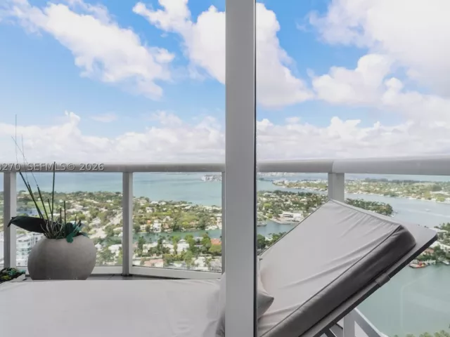 2-bedroom condo for sale in Miami Beach - 6365 Collins Ave 4307 - MondialRealty