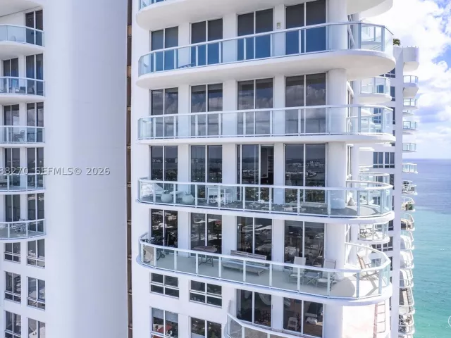 2-bedroom condo for sale in Miami Beach - 6365 Collins Ave 4307 - MondialRealty