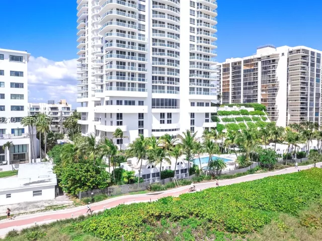 2-bedroom condo for sale in Miami Beach - 6365 Collins Ave 4307 - MondialRealty