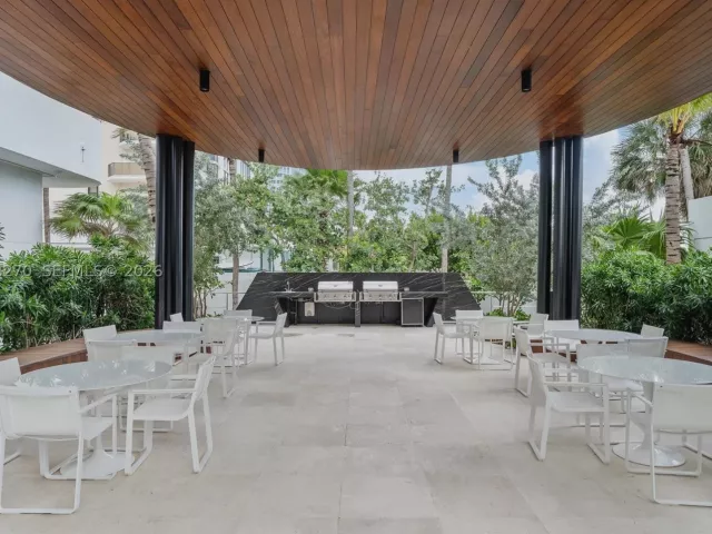 2-bedroom condo for sale in Miami Beach - 6365 Collins Ave 4307 - MondialRealty