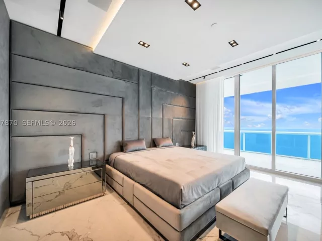 5-bedroom condo for sale in Hollywood - 2711 S Ocean Dr 3905 - MondialRealty