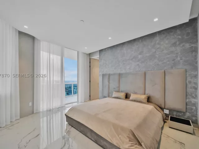 5-bedroom condo for sale in Hollywood - 2711 S Ocean Dr 3905 - MondialRealty