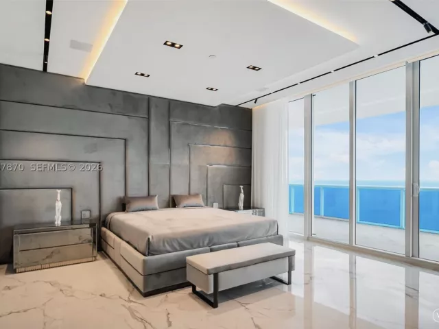 5-bedroom condo for sale in Hollywood - 2711 S Ocean Dr 3905 - MondialRealty