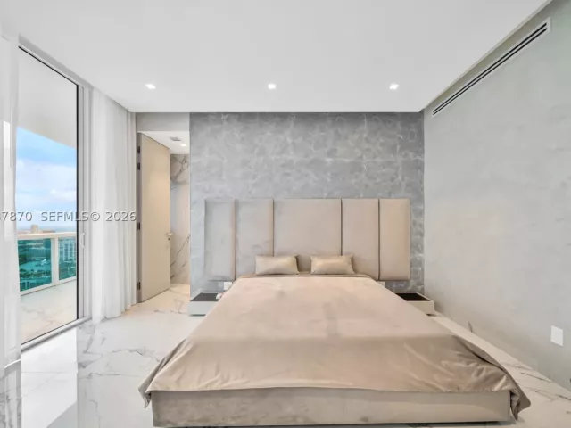 5-bedroom condo for sale in Hollywood - 2711 S Ocean Dr 3905 - MondialRealty