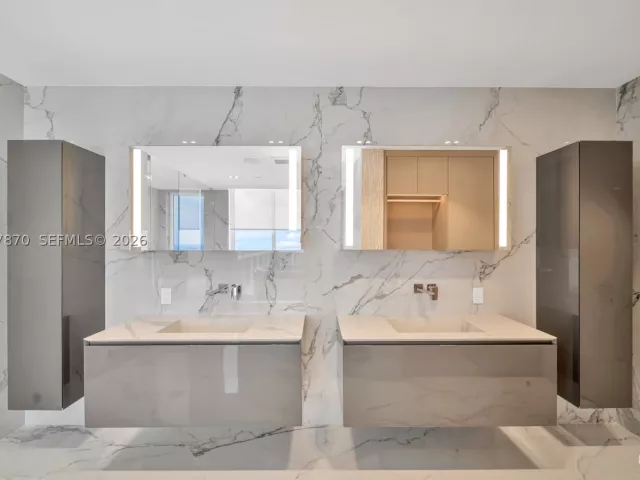 5-bedroom condo for sale in Hollywood - 2711 S Ocean Dr 3905 - MondialRealty