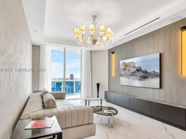 5-bedroom condo for sale in Hollywood - 2711 S Ocean Dr 3905 - MondialRealty