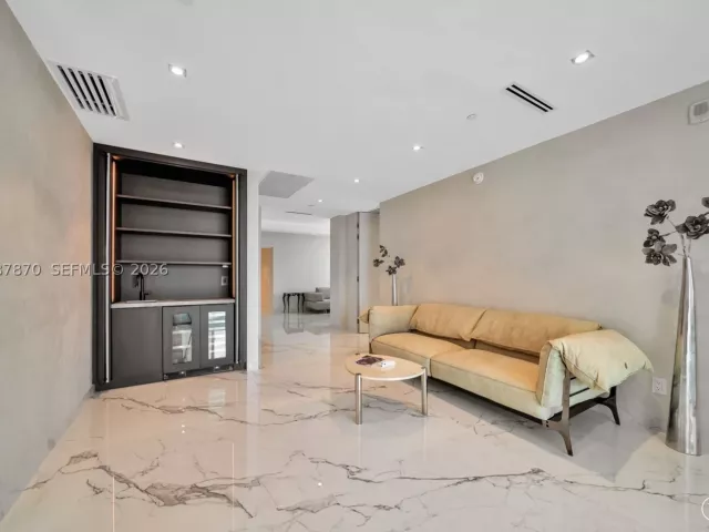 5-bedroom condo for sale in Hollywood - 2711 S Ocean Dr 3905 - MondialRealty