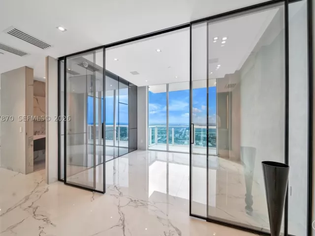 5-bedroom condo for sale in Hollywood - 2711 S Ocean Dr 3905 - MondialRealty