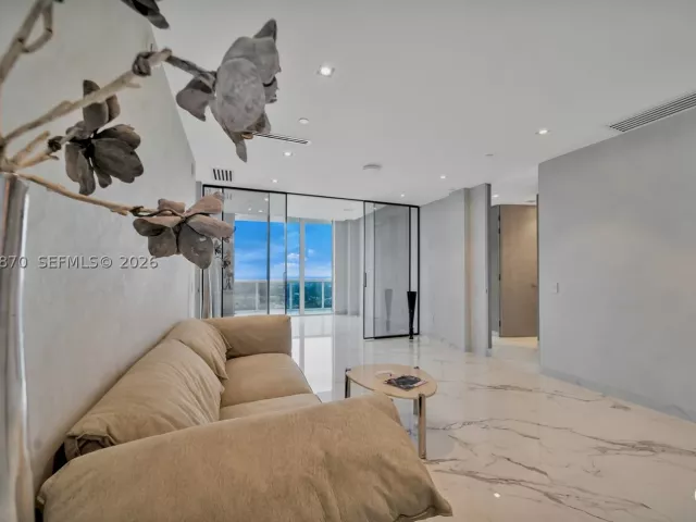 5-bedroom condo for sale in Hollywood - 2711 S Ocean Dr 3905 - MondialRealty
