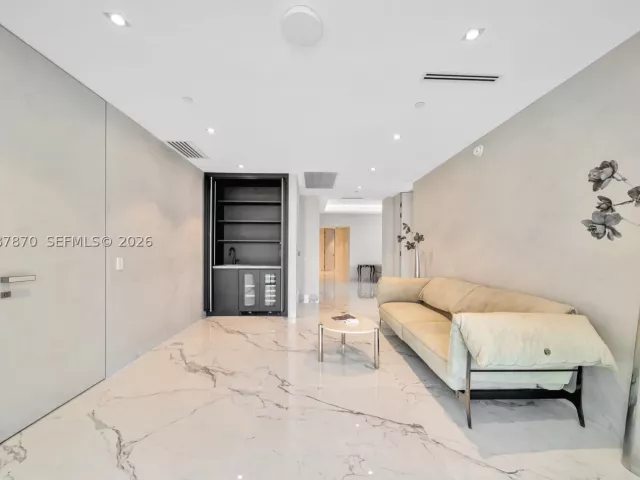 5-bedroom condo for sale in Hollywood - 2711 S Ocean Dr 3905 - MondialRealty