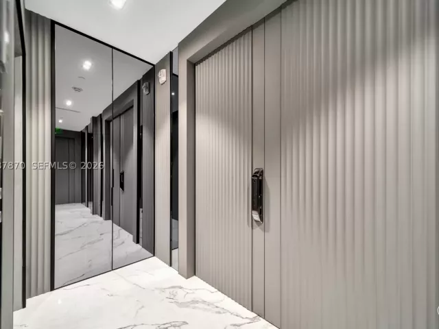 5-bedroom condo for sale in Hollywood - 2711 S Ocean Dr 3905 - MondialRealty