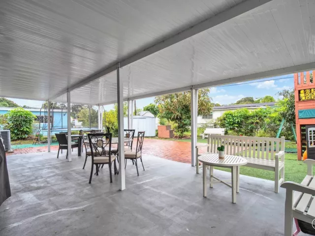 4-bedroom home for sale in Pembroke Pines - 7320 NW 2nd St - MondialRealty