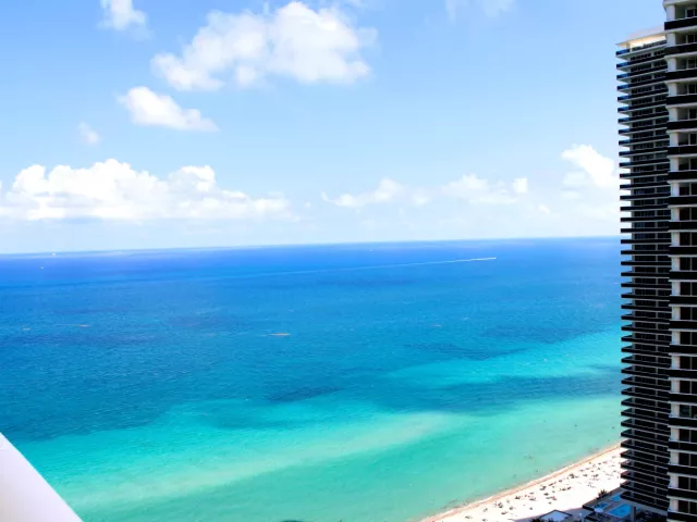 2-bedroom condo for sale in Hollywood - 4111 S Ocean Drive 3011 - MondialRealty