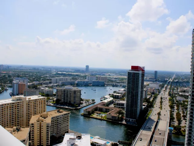 2-bedroom condo for sale in Hollywood - 4111 S Ocean Drive 3011 - MondialRealty