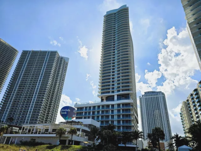 2-bedroom condo for sale in Hollywood - 4111 S Ocean Drive 3011 - MondialRealty