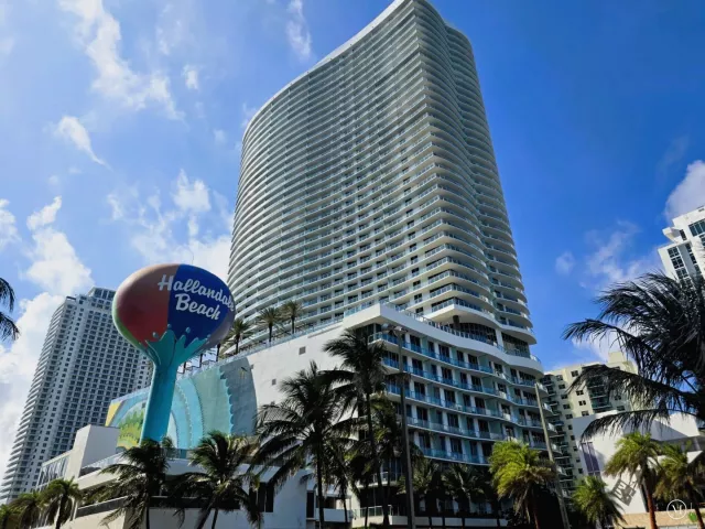 2-bedroom condo for sale in Hollywood - 4111 S Ocean Drive 3011 - MondialRealty