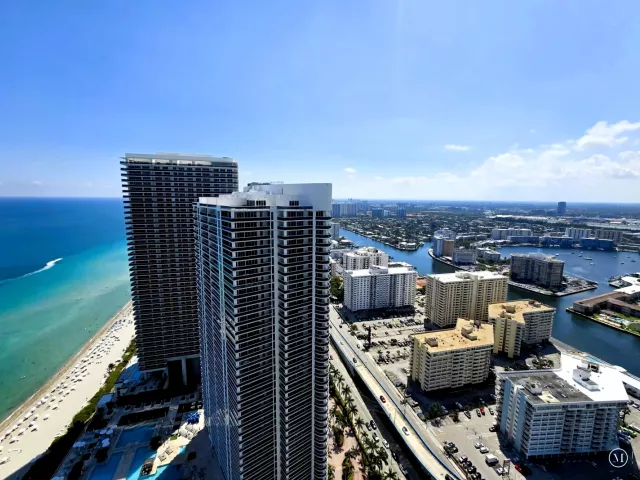 2-bedroom condo for sale in Hollywood - 4111 S Ocean Drive 3011 - MondialRealty
