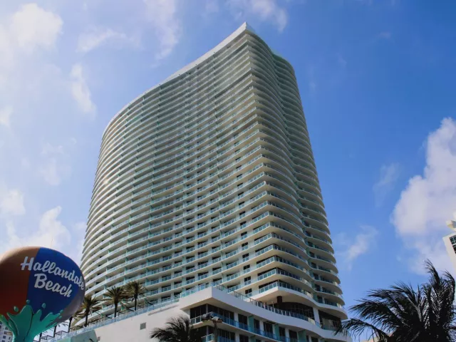 2-bedroom condo for sale in Hollywood - 4111 S Ocean Drive 3011 - MondialRealty