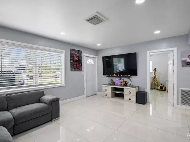 2-bedroom home for sale in Fort Lauderdale - 1803 SW 43rd Way - MondialRealty