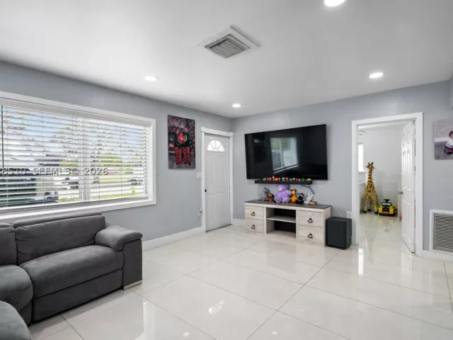 3-bedroom home for sale in Fort Lauderdale - 1803 SW 43rd Way - MondialRealty