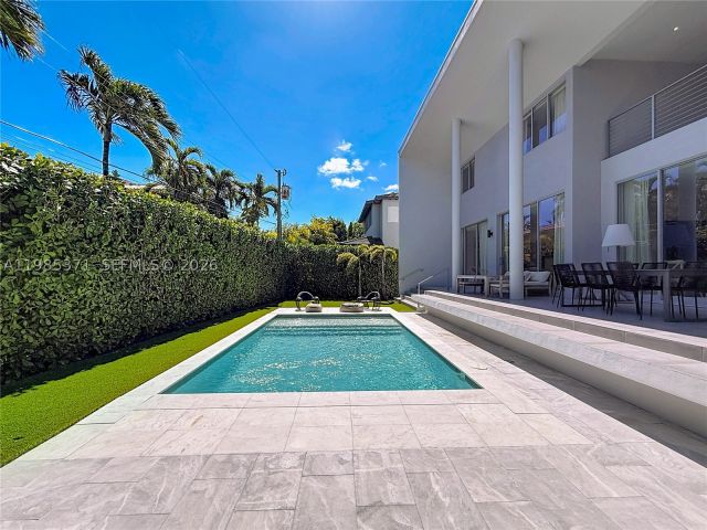 5-bedroom home for sale in Key Biscayne - 561 Warren Ln - MondialRealty