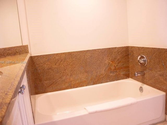 Apartment for rent  Unit #B-4141 - photo 7523623