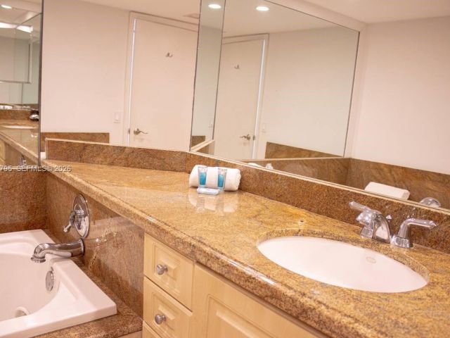 Apartment for rent  Unit #B-4141 - photo 7523629