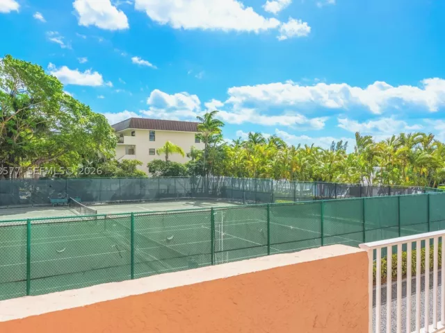 5-bedroom condo for sale in Coral Gables - 10 Edgewater Dr Lanai South - MondialRealty