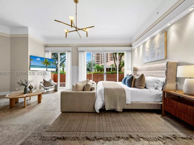 5-bedroom condo for sale in Coral Gables - 10 Edgewater Dr Lanai South - MondialRealty