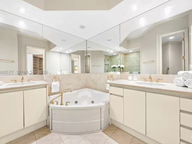 5-bedroom condo for sale in Coral Gables - 10 Edgewater Dr Lanai South - MondialRealty